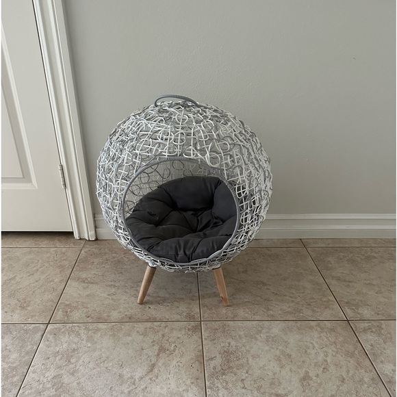 Pet bed - cool design never used